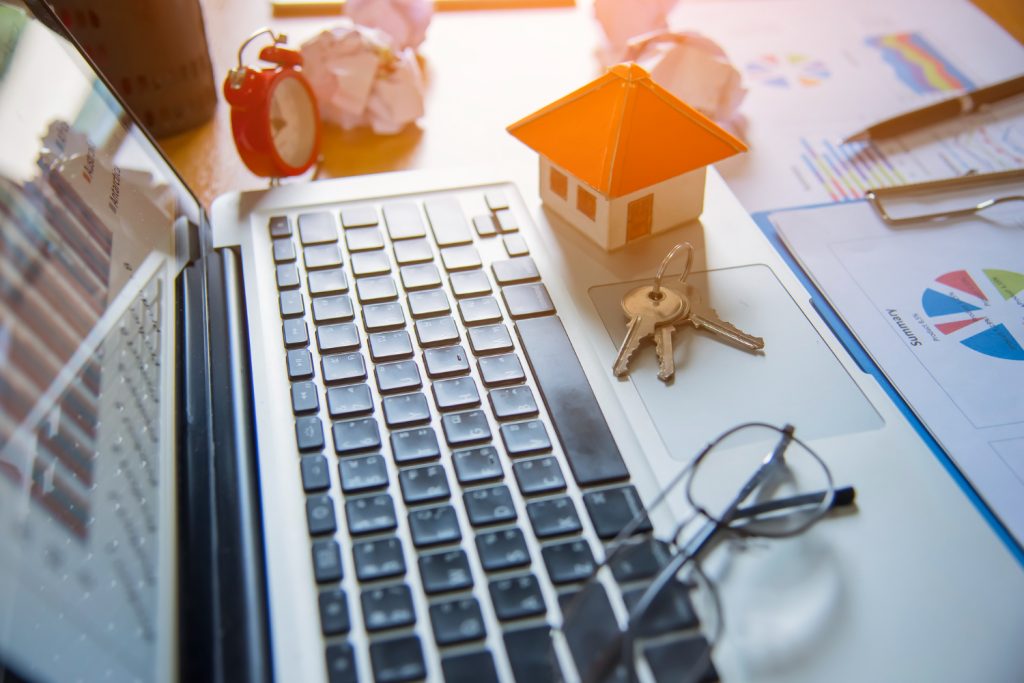 ordinateur avec petite maison immobilier, accessoire